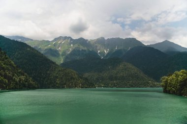 Dağlarda güzel bir göl, kaliteli bir fotoğraf.
