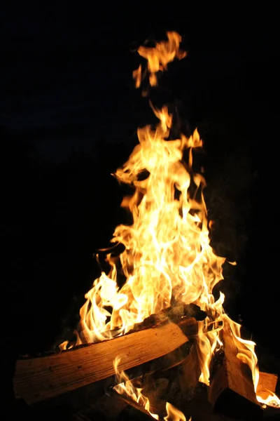 燃烧着的木柴在黑暗的艺术照片中高质量的照片 — 图库照片