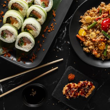 Asya tarzı yemek seti, pirinç haçı, rulo, silah, düz konum, üst manzara. Yüksek kalite fotoğraf.