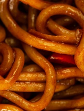 Tavuklu ve sebzeli erişte, yakın çekim..