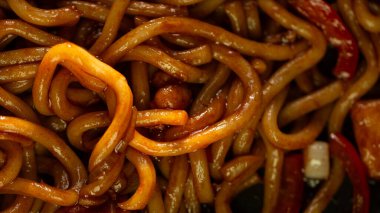 Tavuklu ve sebzeli erişte, yakın çekim..