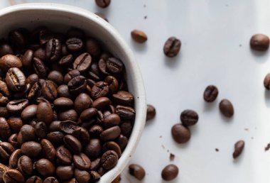 Taze kavrulmuş kahve çekirdekleri, üst manzara. Yüksek kalite fotoğraf