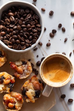 Doğulu tatlılar ve kahve çekirdekleri ile mis kokulu ve taze hazırlanmış espresso. Yüksek kalite fotoğraf