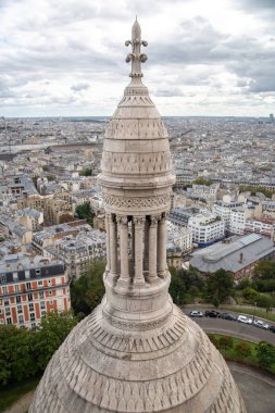 Sacre Coeur Bazilika çan kulesinin tepesinden Paris 'in etkileyici manzarası. Yüksek kalite fotoğraf