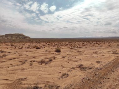 Kazakistan 'da kayalar ve dağlarla dolu çöl manzarası