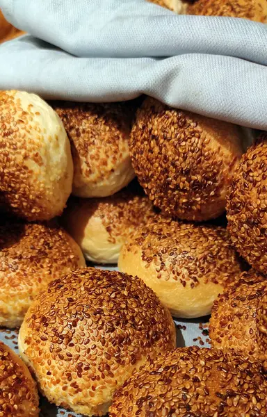 Geleneksel hindistancevizli tatlı baklavası. Ev yapımı fındıklı ve ballı baklava..