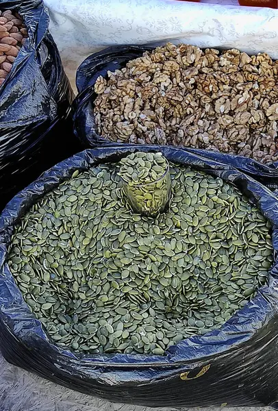 Balkabağı tohumları, satılık cevizler, Kırgızistan