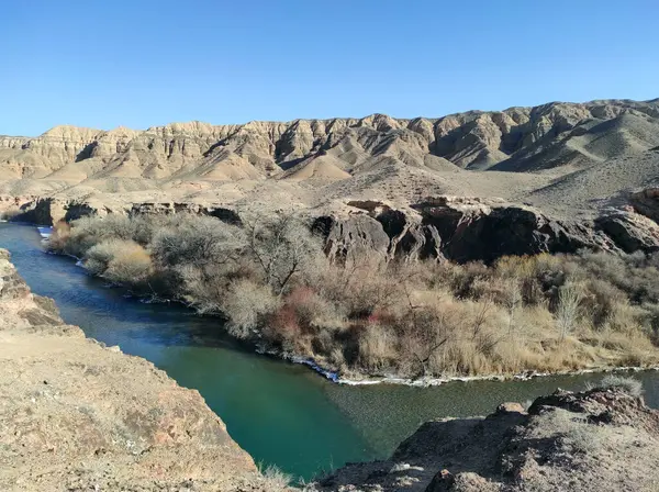 Dağlardaki nehrin güzel manzarası