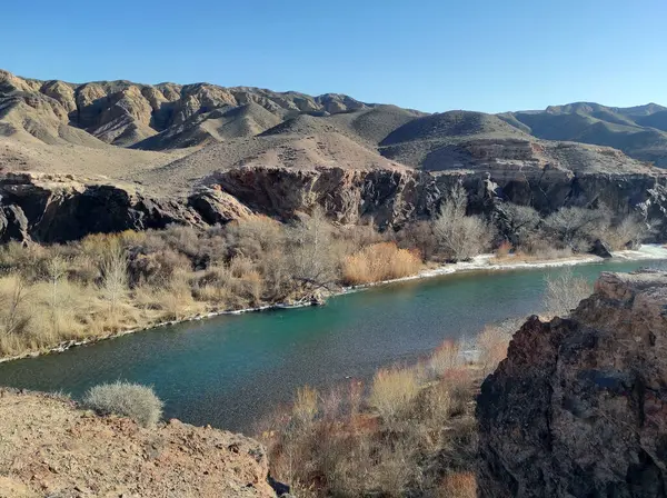 Nehir ve dağlarla dolu güzel bir manzara