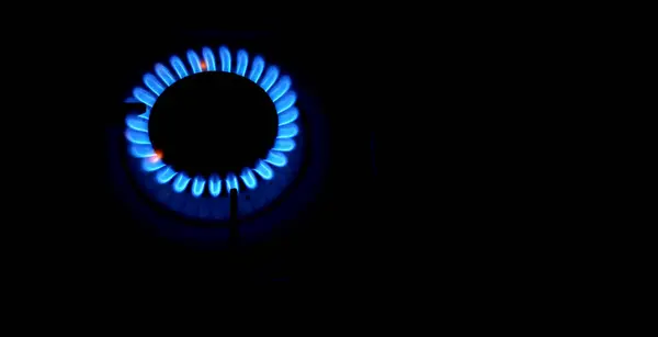 Siyah arkaplanda mavi gaz alevi.