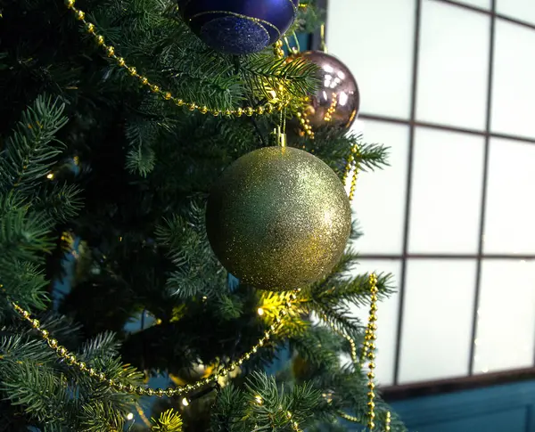 köknar dallarında güzel yeni yıl oyuncakları