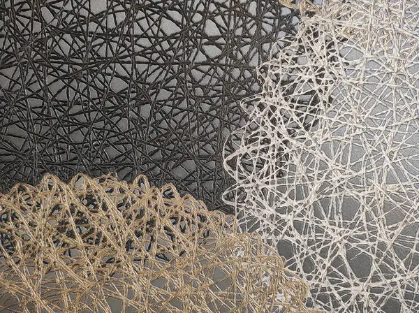 Altın, beyaz, siyah peçetelerle kaplanmış açılış desenli duvar cephesi. Asgari basit arkaplan