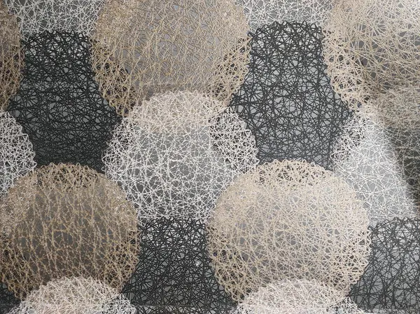 Altın, beyaz, siyah peçetelerle kaplanmış açılış desenli duvar cephesi. Asgari basit arkaplan