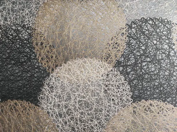 Altın, beyaz, siyah peçetelerle kaplanmış açılış desenli duvar cephesi. Asgari basit arkaplan