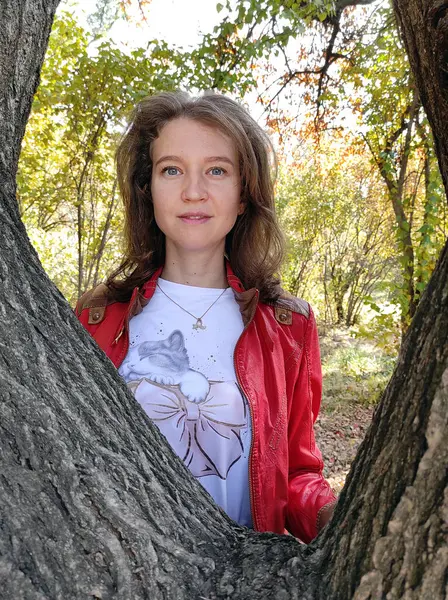 Parktaki genç bir kadının portresi.