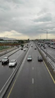 Almaty 'de ana yolda trafik vardı. Arkaplanda dağlar ve kasvetli gri bir gökyüzü vardı.