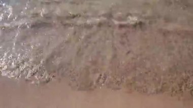 Dalgalar ve köpüklerle deniz suyu yüzeyi.