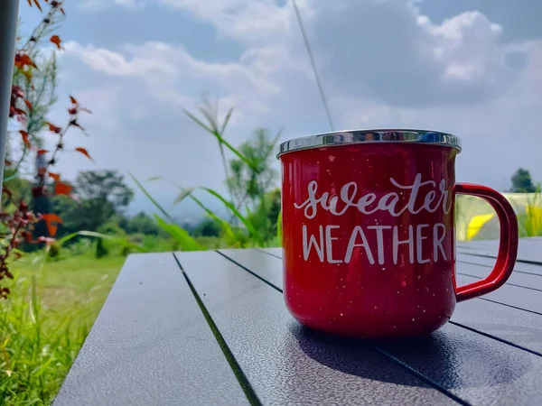 bir fincan kırmızı ile gündüz arkaplanı