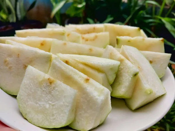 Beyaz tabakta Guava meyvesi