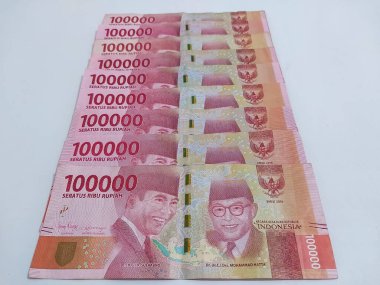 Endonezya rupia banknotları serisi yüz bin rupiah IDR 100,000, Arkaplan için Endonezya rupiası