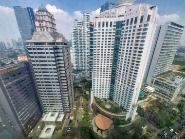 Sudirman Caddesi, Endonezya 'daki bir binanın tepesinden jakarta gökyüzü manzarası