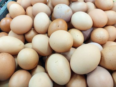 Piyasada bir sürü taze yumurta var., 