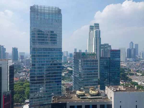 Sudirman Caddesi, Endonezya 'daki bir binanın tepesinden jakarta gökyüzü manzarası