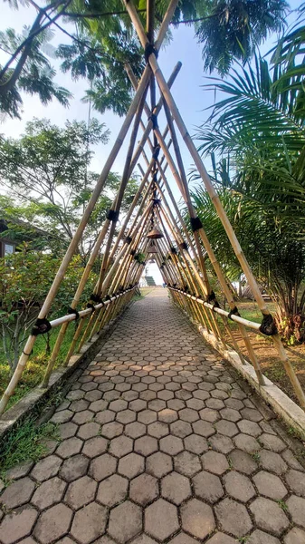 Nehrin üzerindeki köprü Parkta, Tayland 