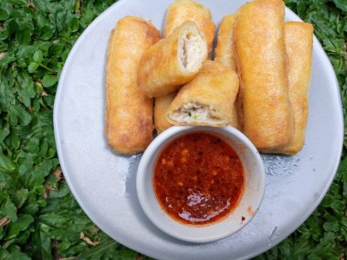 Lezzetli Asya yemeklerinin yakın görüntüsü 