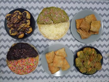 Tatlı ve kızarmış atıştırmalıklarla martabak keki.