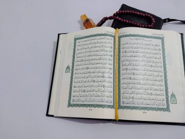 Beyaz masadaki kutsal Kuran..