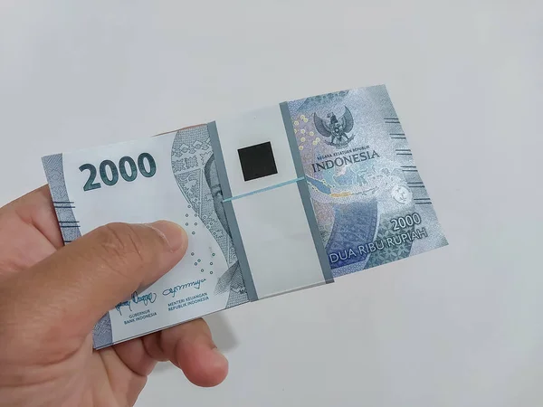 Een Man Met Indonesische Roepia Munt Tweeduizend Roepia — Stockfoto