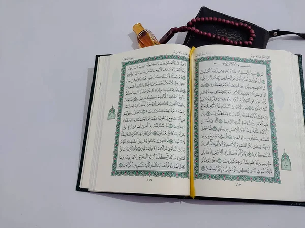 Beyaz masadaki kutsal Kuran..