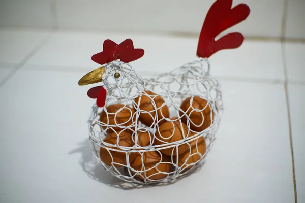 鶏の形をしたバスケットの中の卵 — ストック写真