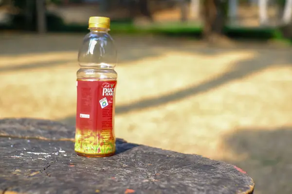 Bahçede bırakılmış çay şişeleri.