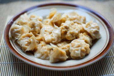 Tahta bir arka planda et ve sebzeli hamur tatlısı.. 