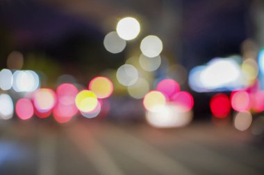 Geceleri trafik ışıkları bulanık, şehir