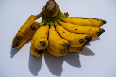 Beyaz arkaplanda muzlar