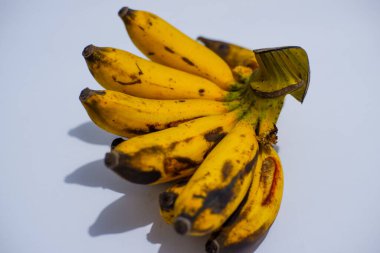 Beyaz arkaplanda izole muzlar