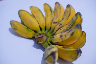 Beyaz arkaplanda muz