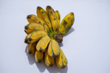 beyaz zemin üzerine taze muz demet