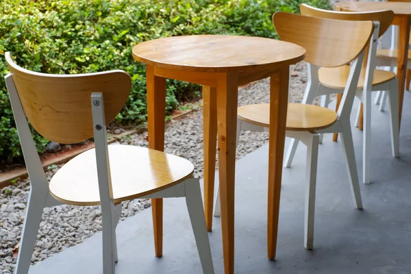 Tahta sandalye ve masa.