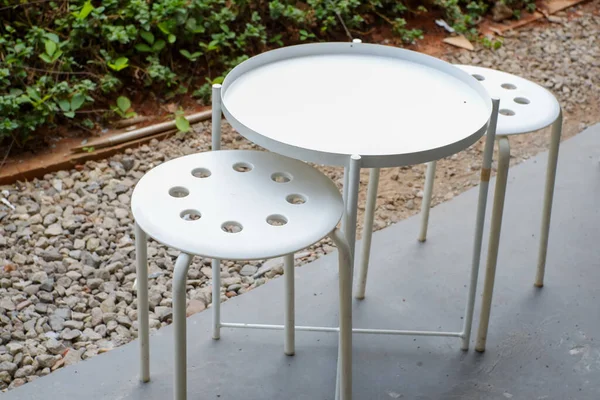 boş beyaz masa ve sandalye