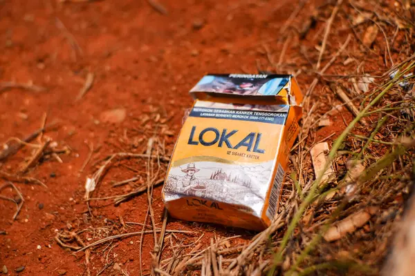 Yerde bir paket kurutulmuş tütün var.