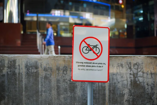 Yol tabelasındaki dur işareti.