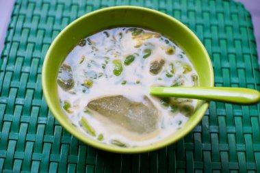Avokado ile karıştırılmış Cendol buzu lezzetli ve tazedir.