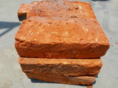 İnşaat alanında bir yığın kırmızı tuğla.
