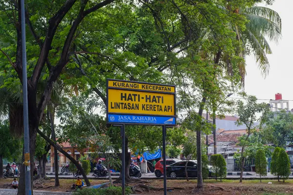 Bilgi işareti tren hattı yüzünden araba kullanırken dikkatli olun