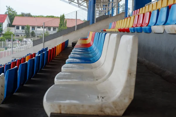 Halka açık bir salonda futbol için boş koltuklar