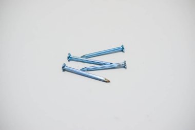 Beyaz arkaplanda metal tornavida.